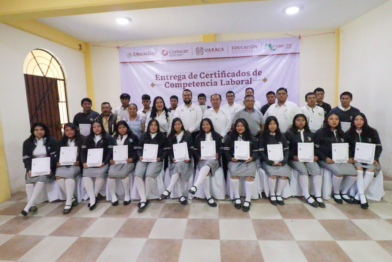 Entrega CECyTE Oaxaca certificados de competencia laboral CONOCER en el EMSaD 07 Peñoles