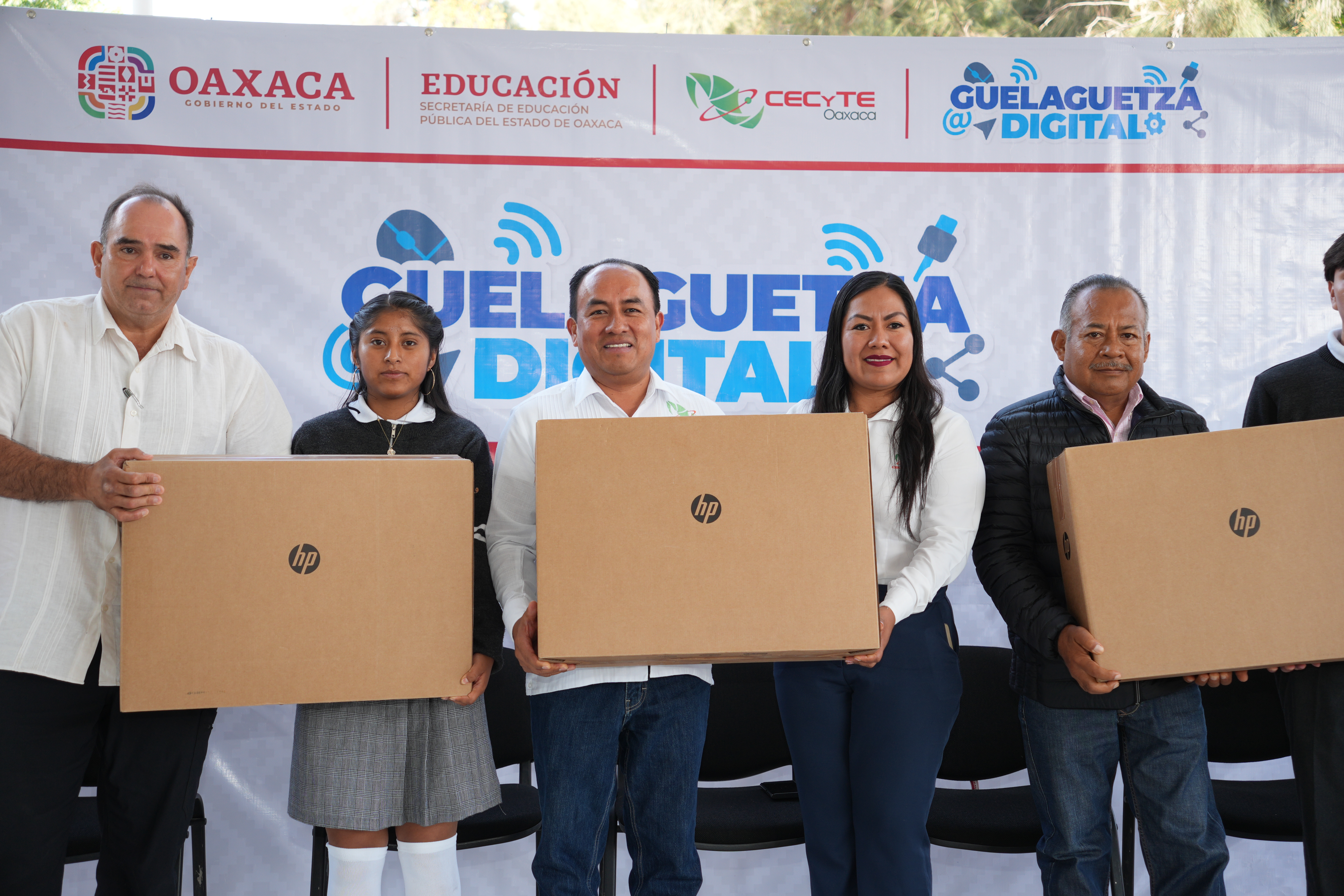CECyTE Oaxaca impulsa la transformación educativa con la entrega de equipo de cómputo del programa "Guelaguetza Digital"
